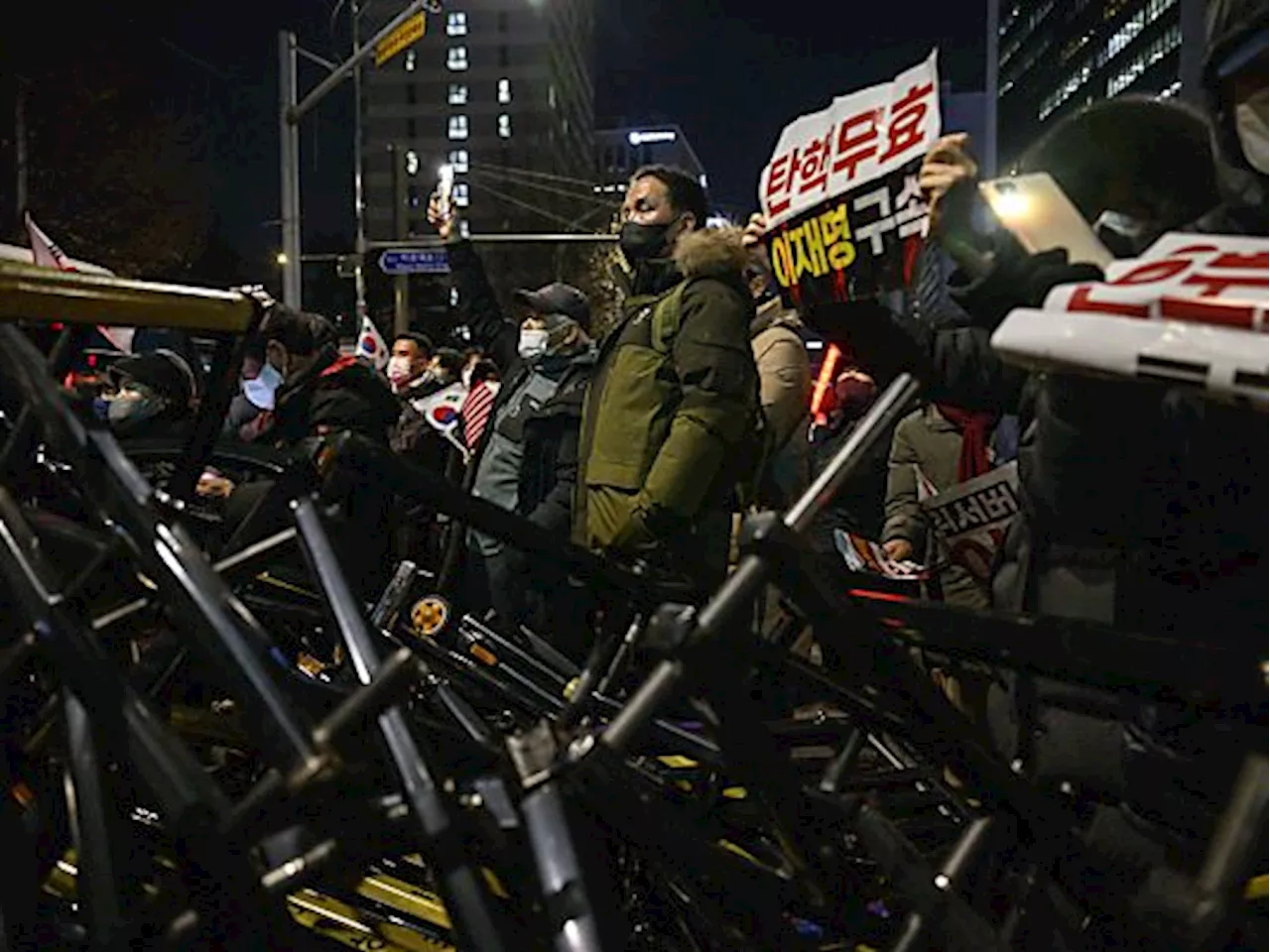 Wütende Demonstranten stürmen Gericht in Südkorea