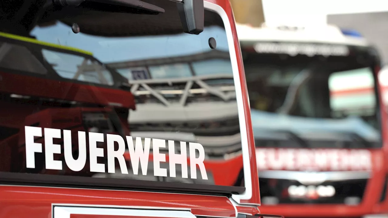 Brand in Lagerhalle - Feuerwehr warnt in Hürtgenwald