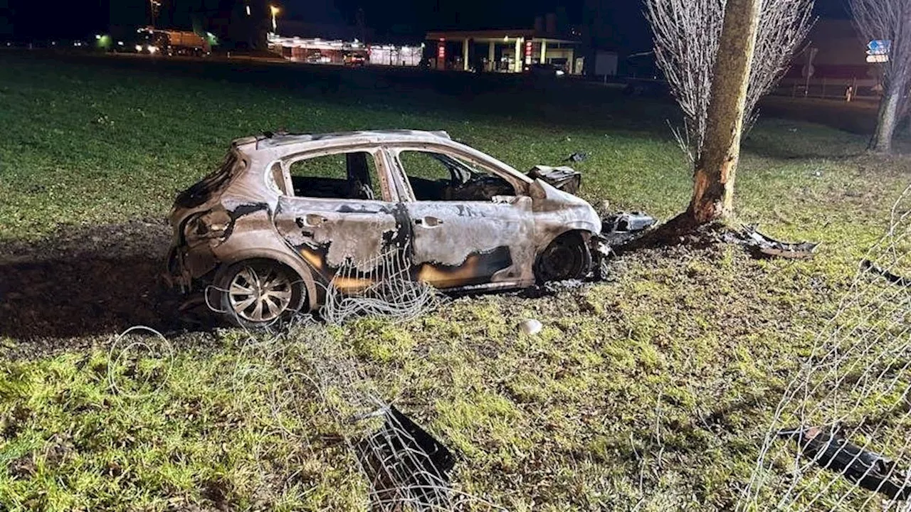 Autounfall auf der A20 bei Gals: Lenker verletzt, Auto brennt vollständig aus