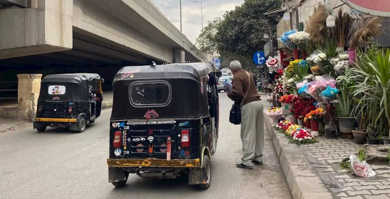 «التوك توك» ما زال «يشاغب» في شوارع مصر... رغم منع استيراده