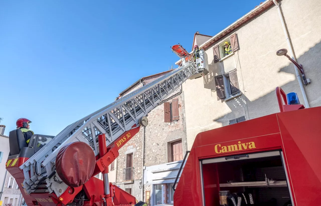 Le brancard passe par la fenêtre : la spectaculaire évacuation des pompiers des Pyrénées-Orientales