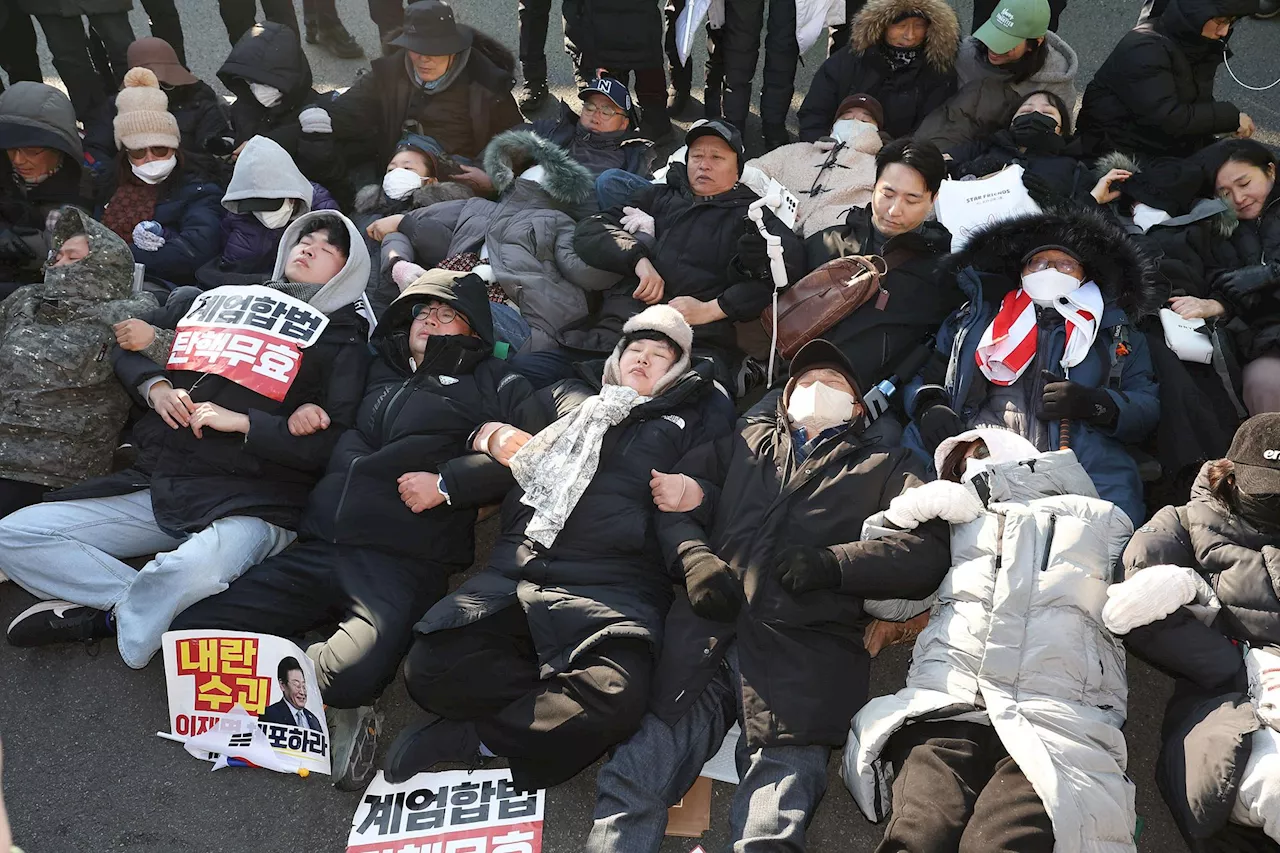 Sospeso l'arresto del Presidente Yoon, proteste a Seul