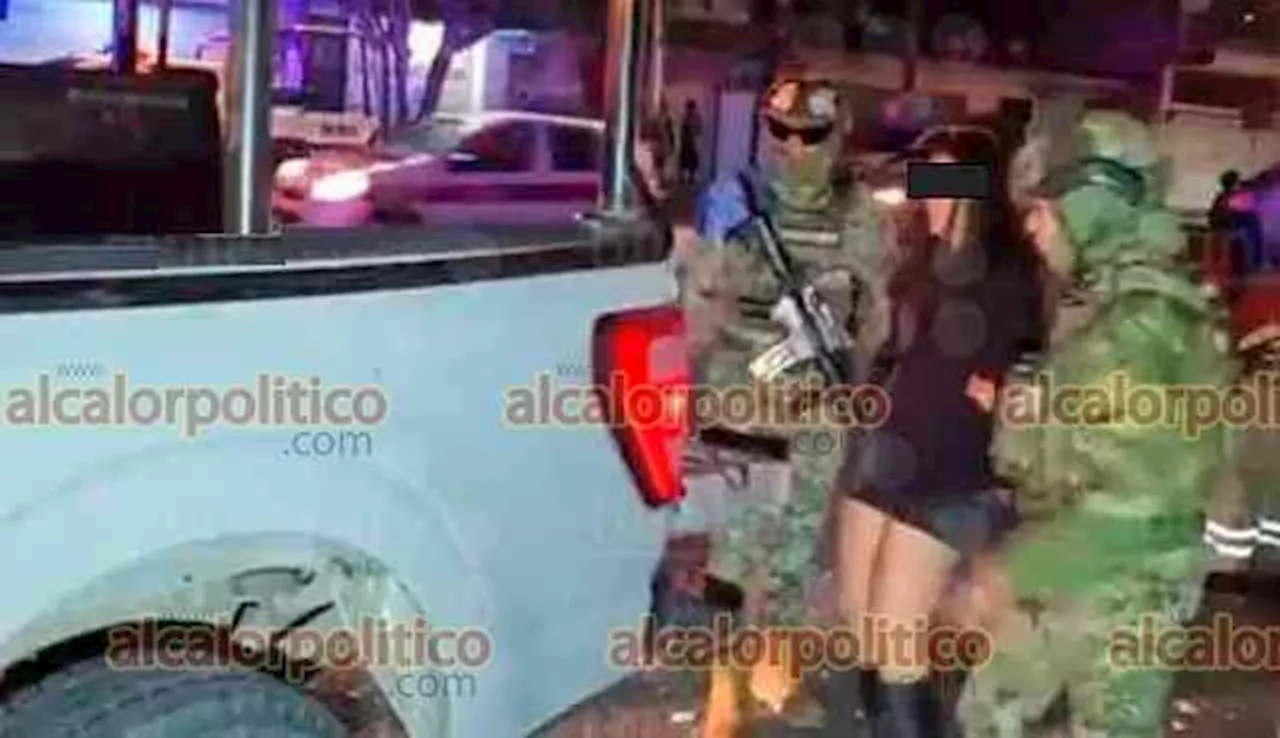 Ebria mujer destrozó su auto, dañó letras turísticas y pino de Navidad, en Tuxpan