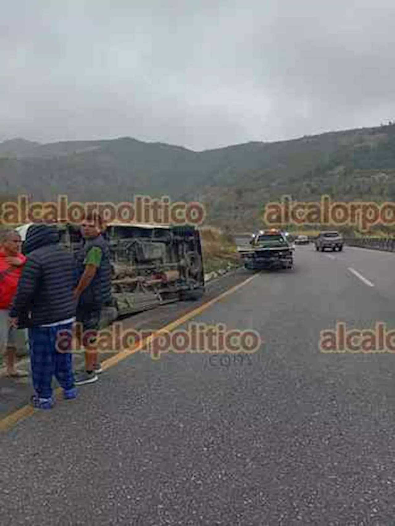 Vuelca familia en la Puebla-Orizaba, a la altura de Maltrata