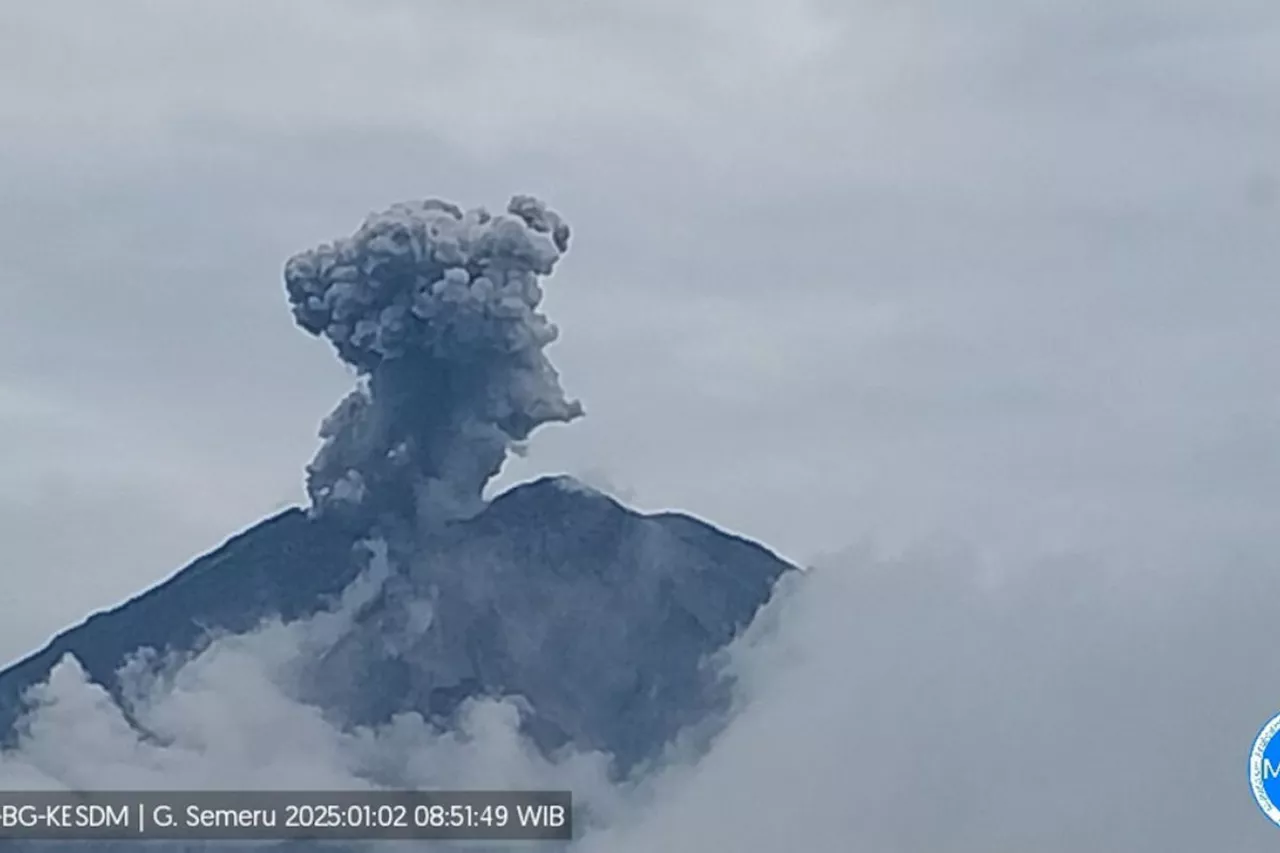 Gunung Semeru Erupsi Berulang Kali