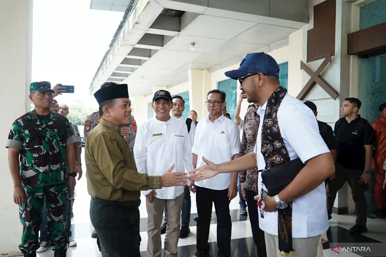 Wakil Menteri Kebudayaan Giring tinjau pemugaran Candi Muaro Jambi