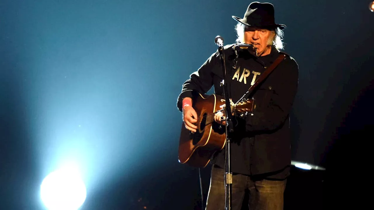 Neil Young se retire du festival de Glastonbury, l'accusant d'être 'sous le contrôle' de la BBC