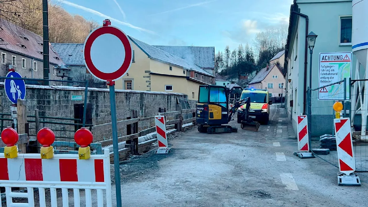 Bagger blockiert Straße und verzögert Rettungseinsatz