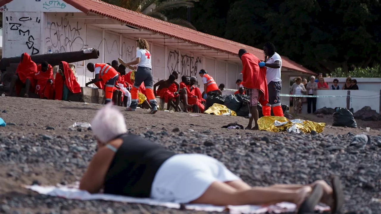 Kanaren: So viele Migranten wie noch nie – neben Touristen am Strand