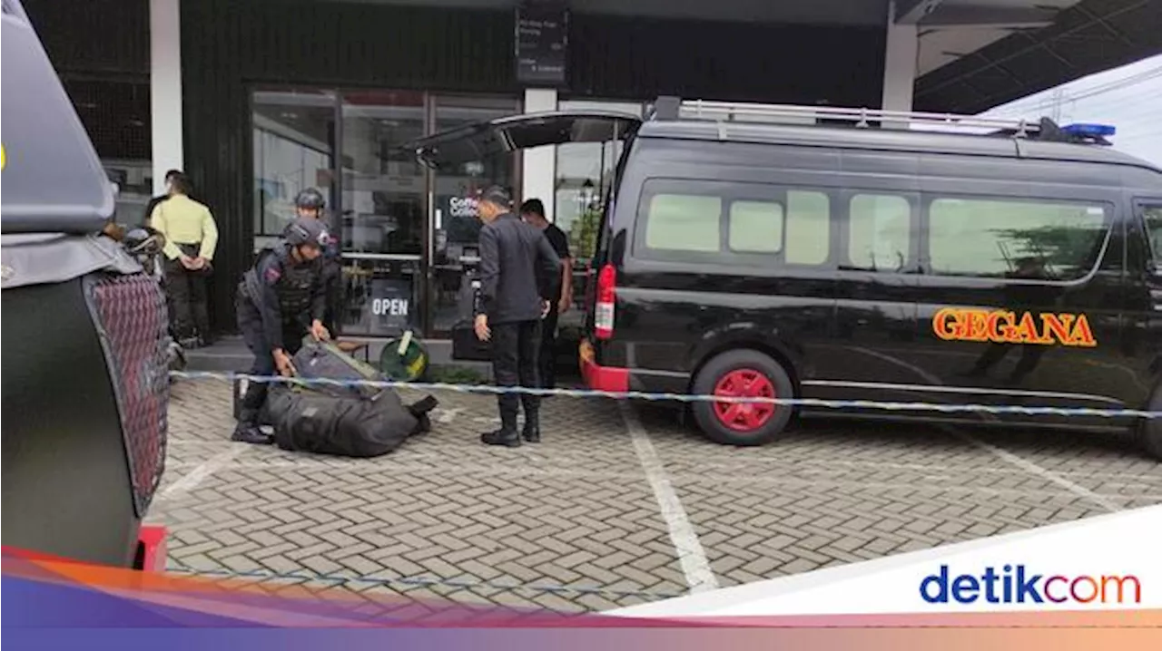 Tim Gegana Evakuasi Koper Tak Bertuan di SPBU Sidoarjo