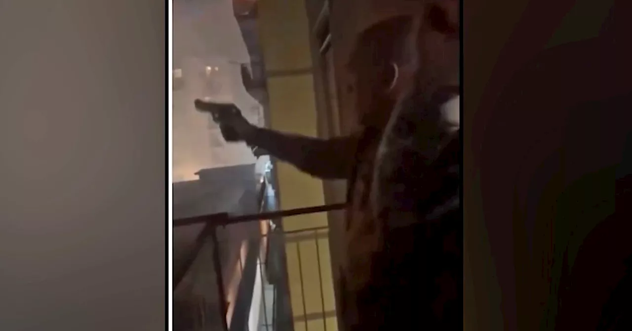 Video di Capodanno a Napoli: spari e un padre che consegna la pistola al figlio