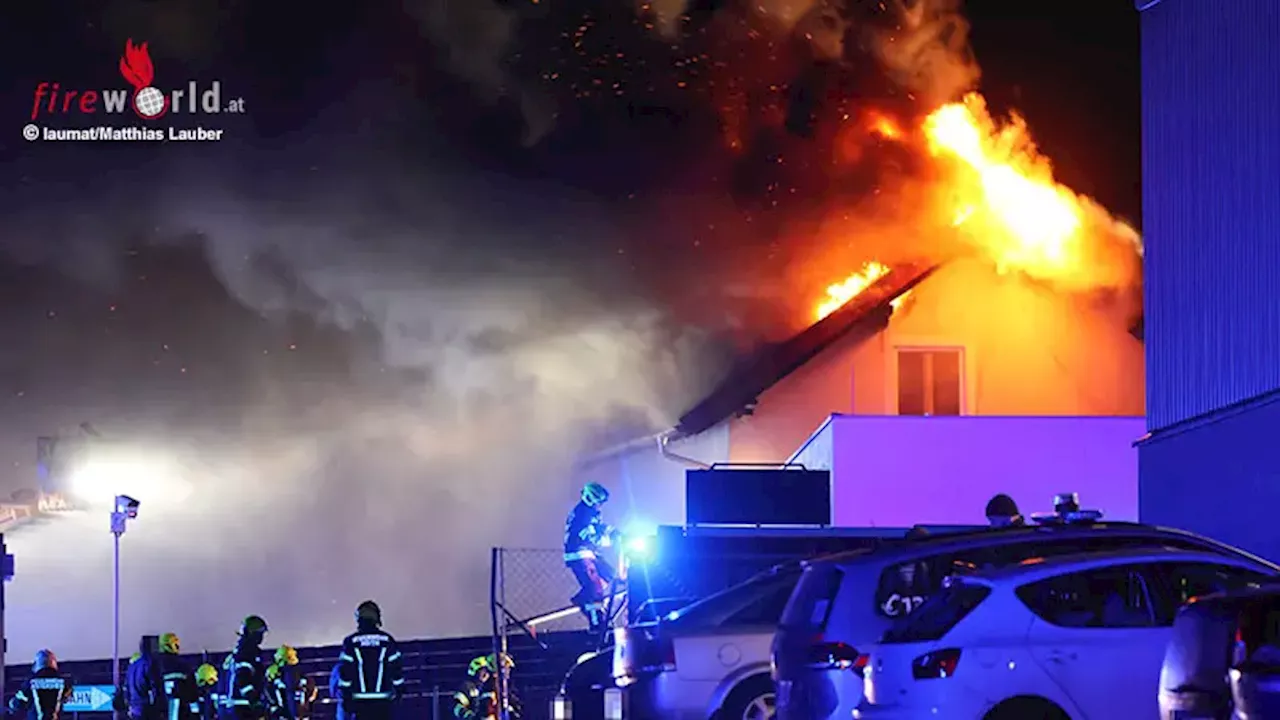 Oö: Dachstuhl eines Wohnhauses in Hofkirchen an der Trattnach in Vollbrand