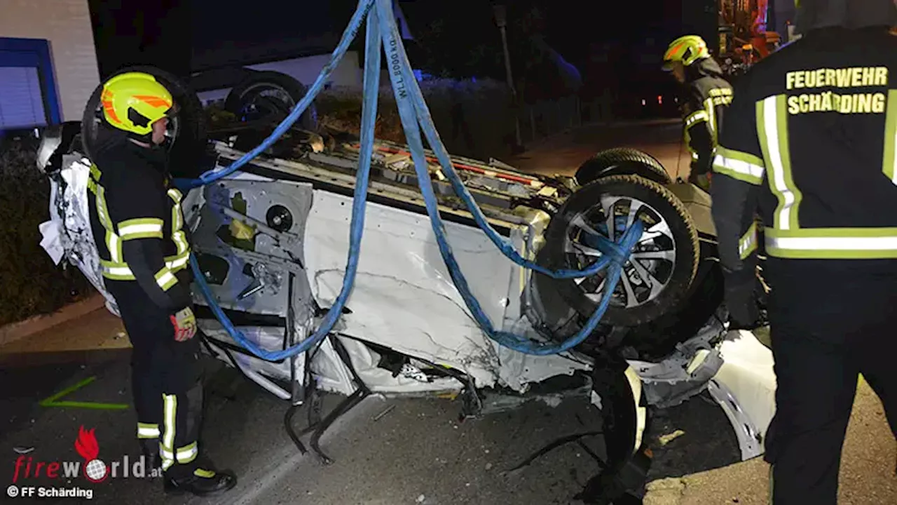 Verkehrsunfall in Schärding: Person allein im Fahrzeug aus Wrack befreit