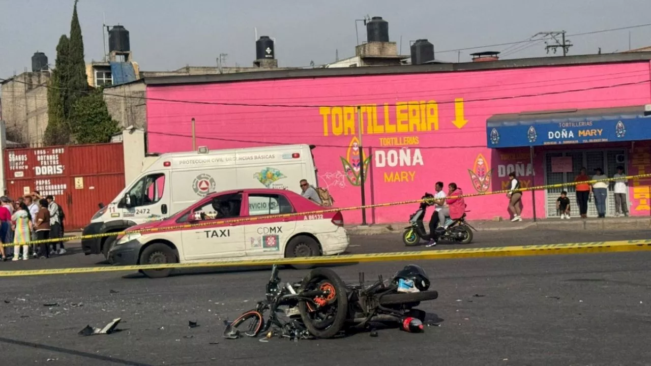 Muere copiloto de motociclista en aparatoso choque en Iztapalapa, detienen al responsable