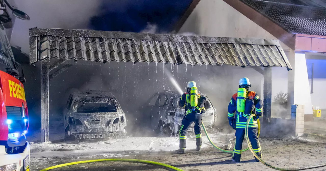 Brand in Deggendorf: Carport und Fahrzeuge in Flammen