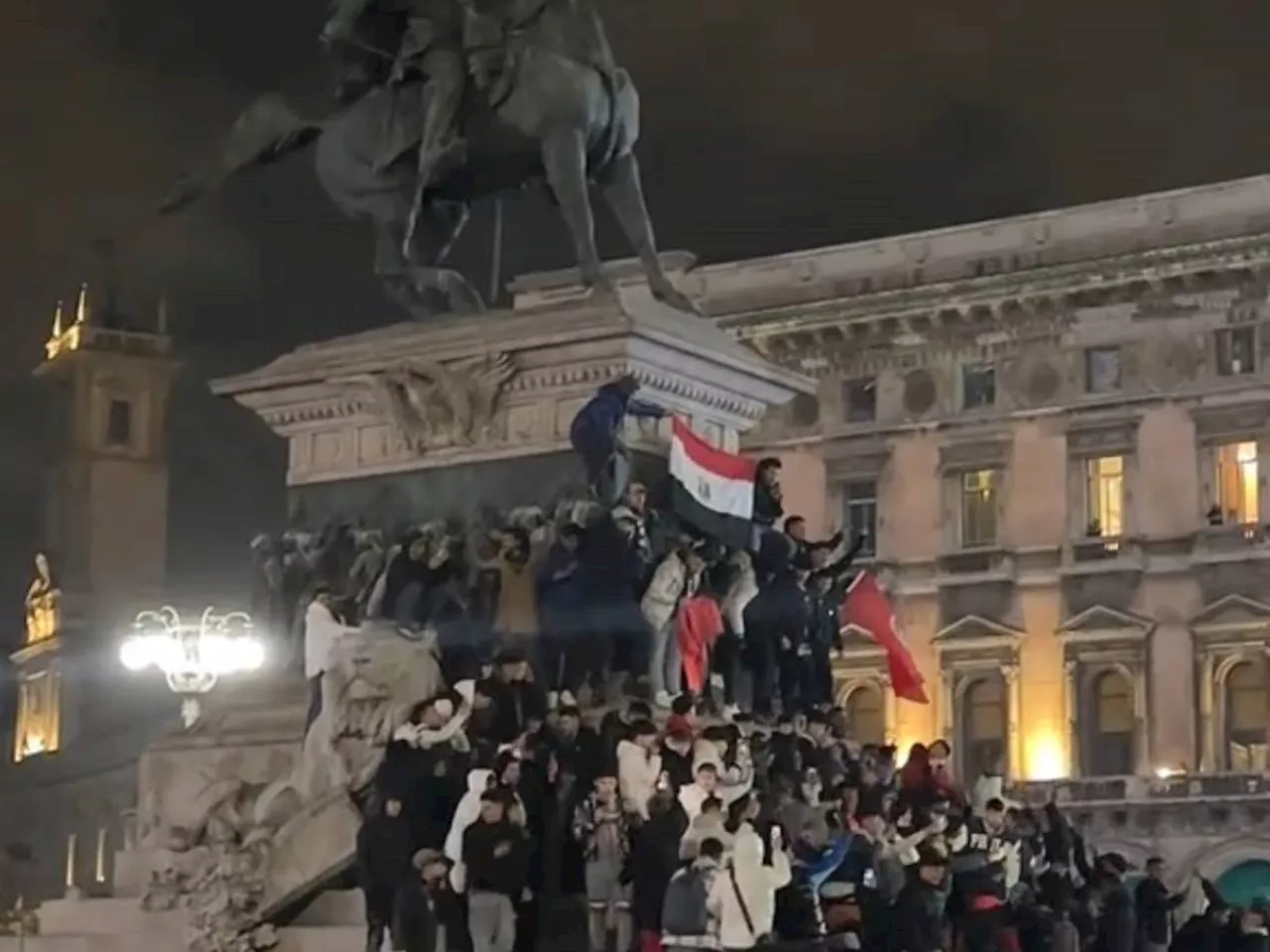 Piazza del Duomo invasa da immigrati: Milano senza italiani a Capodanno