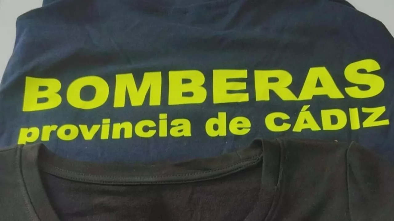 Las bomberas de Cádiz, las primeras en lucir el femenino en sus uniformes