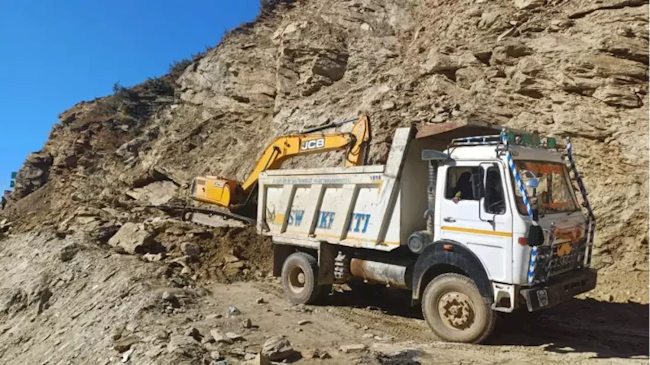 पहाड़ी दरकन से अल्मोड़ा-हल्द्वानी राजमार्ग पर यातायात बाधित