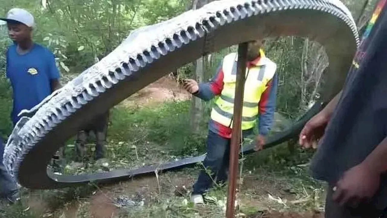 Anel de Metal de 500 kg Cai do Céu no Quênia