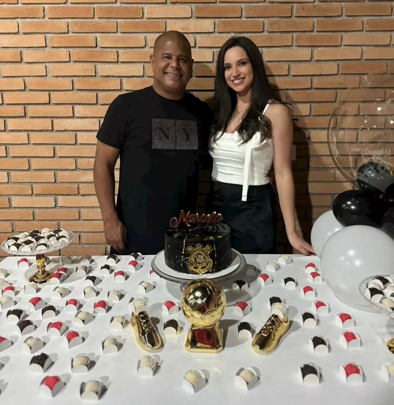 Marcelinho Carioca celebra 53 anos com bolo do Corinthians e namorada, rainha de festa de peão