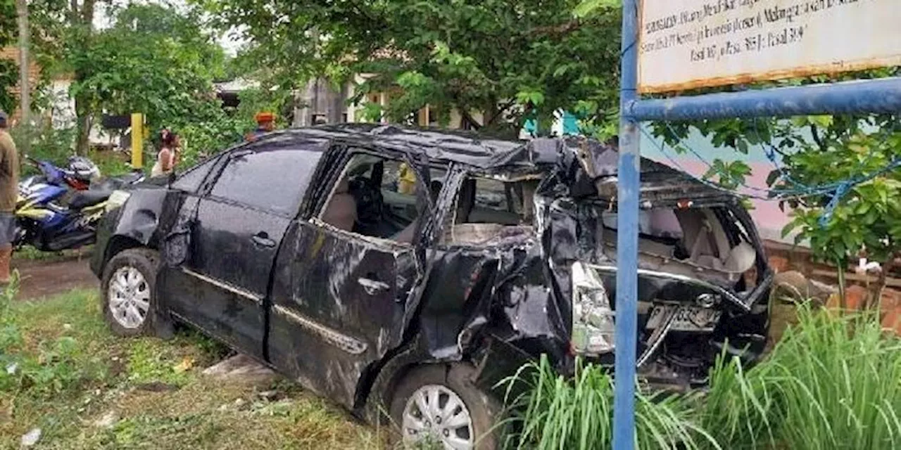 Mobil Innova Tertabrak Kereta Api di Banyuwangi