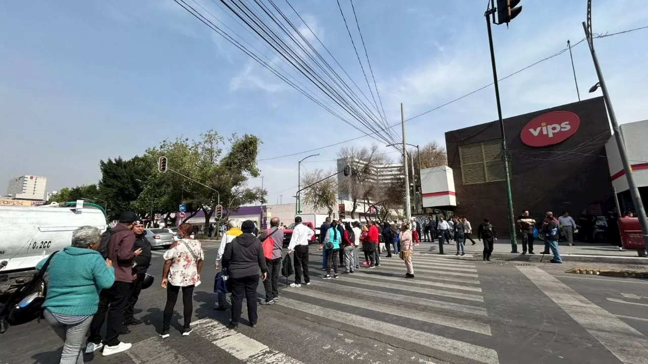 Jubilados bloquean avenida Insurgentes en protesta por pago de pensiones