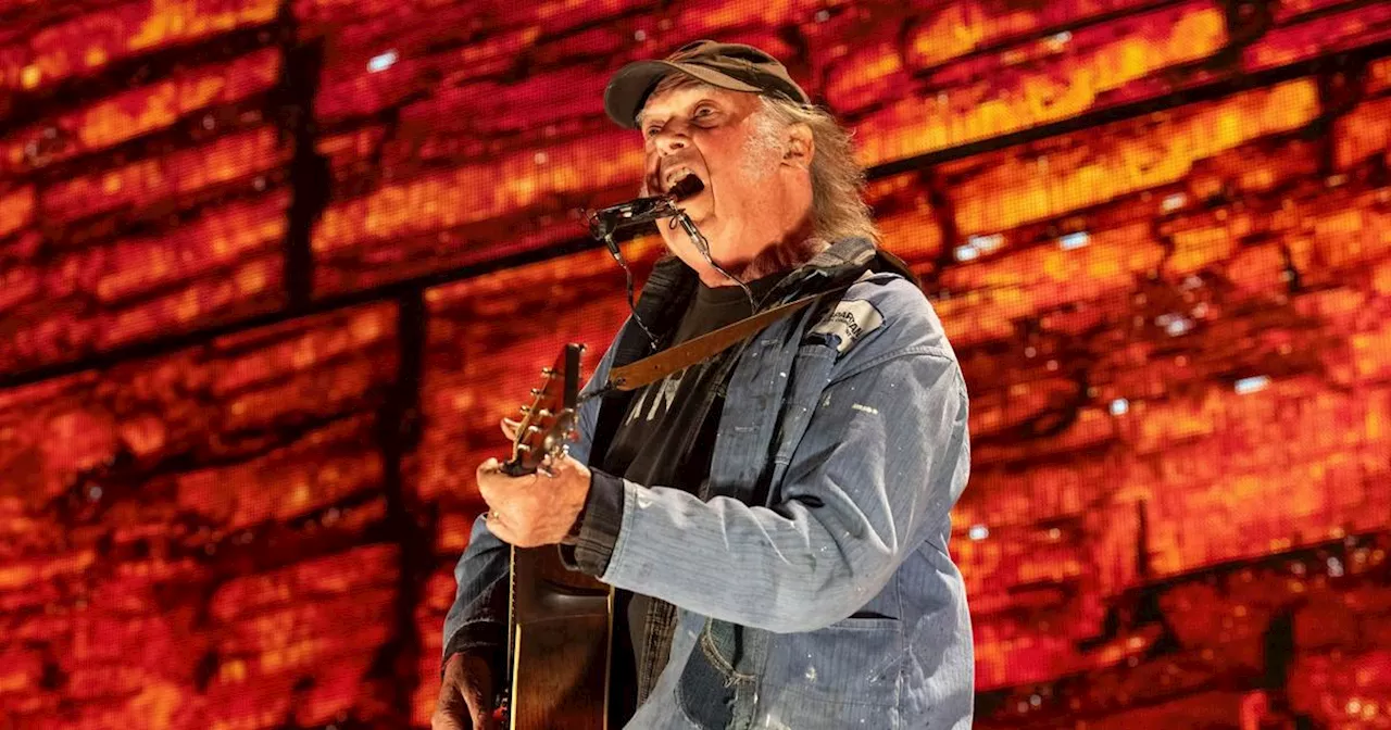 Neil Young se retire de Glastonbury, accusant la BBC de contrôler le festival