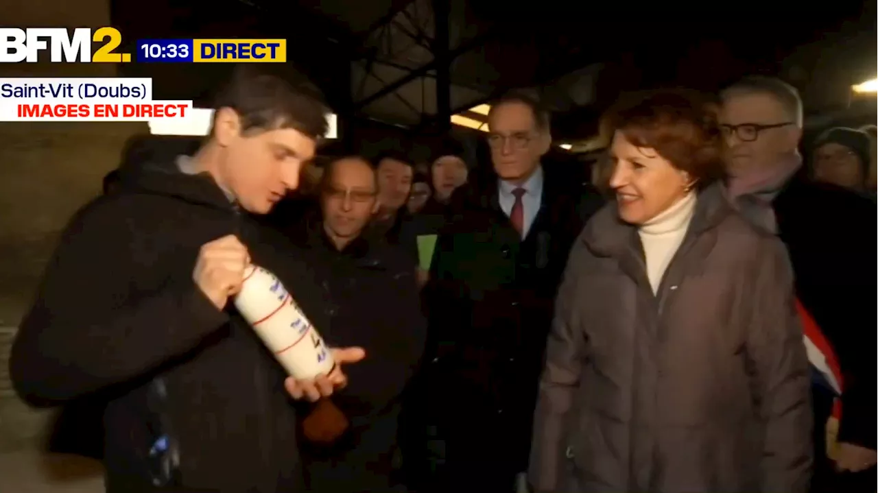 La ministre Annie Genevard reçoit une bouteille de lait tout sauf anodine de la part d’un agriculteur