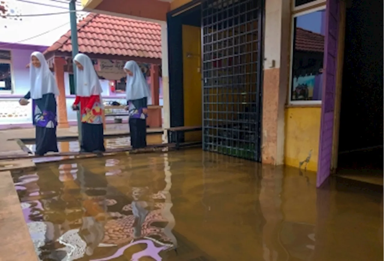 Malaysia Prepares 133 Alternative Exam Centres Amidst Flood Concerns