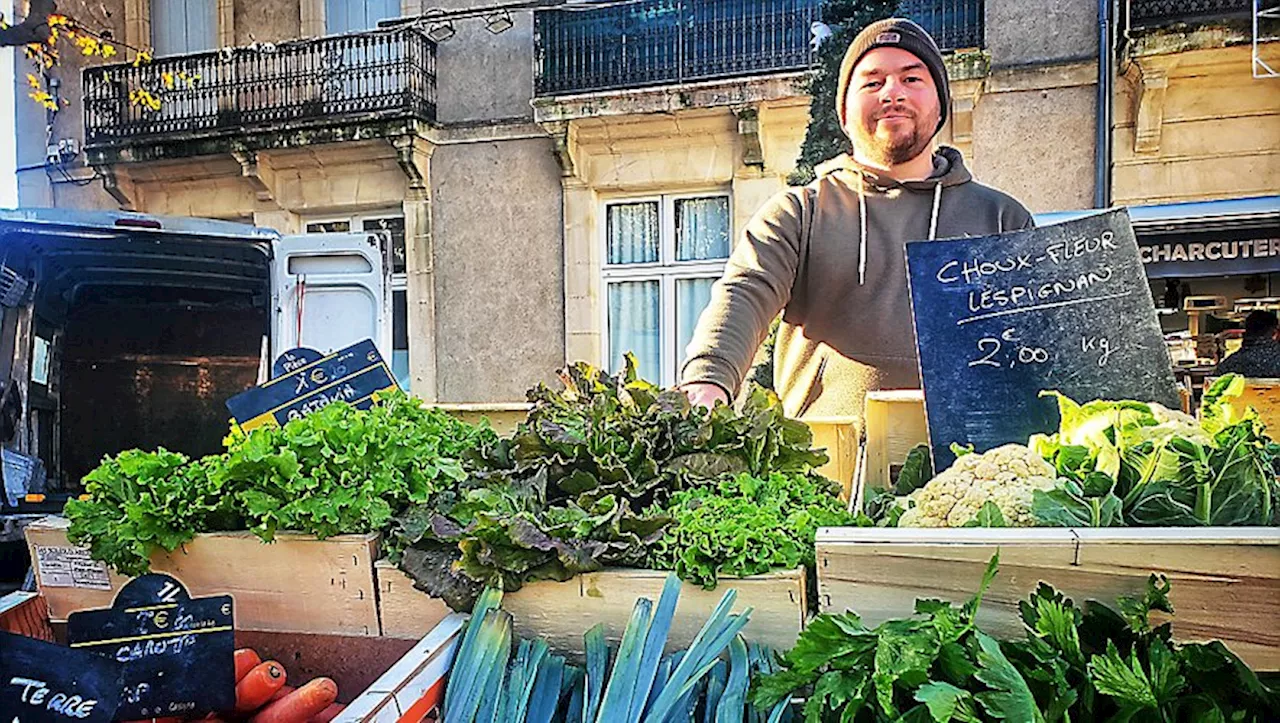 Le maraîcher Axel Garcia vend ses légumes sur la place des Écoles à Lespignan