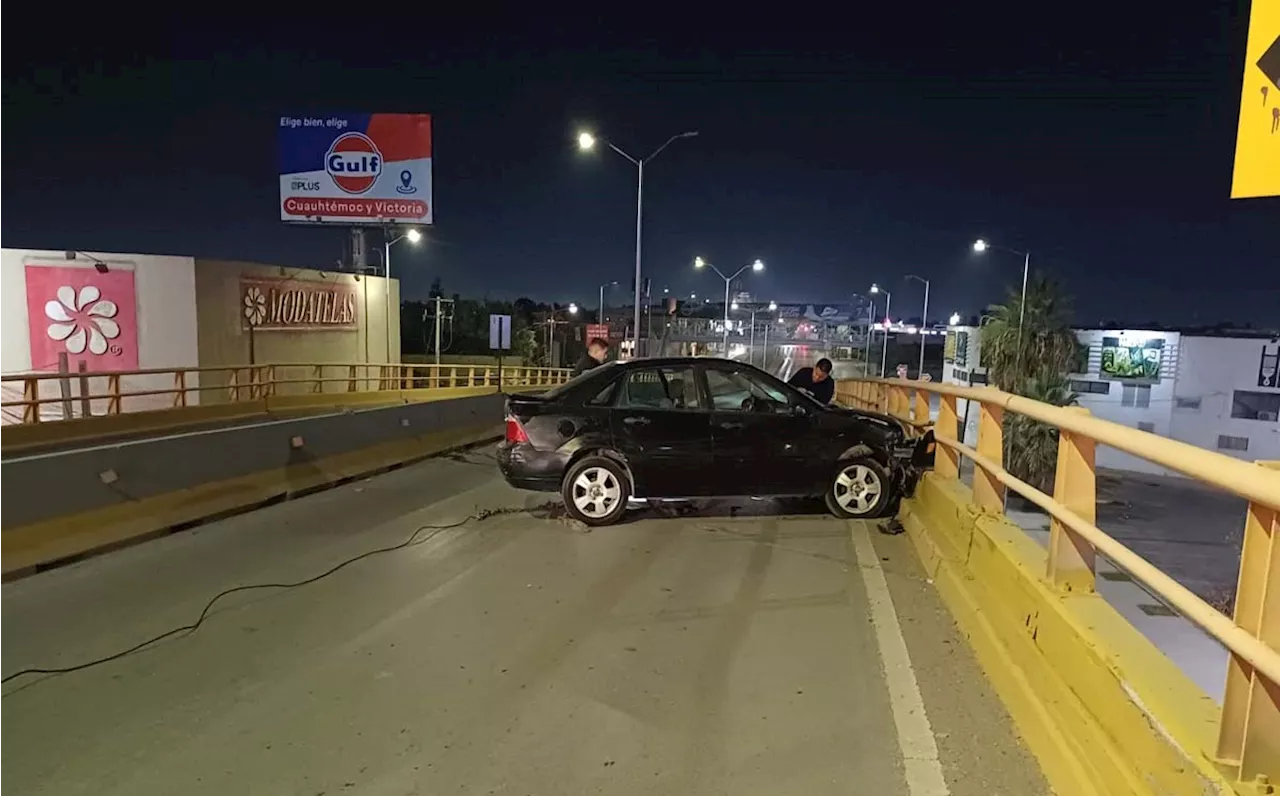 Conductora en estado inconveniente causa accidente en puente Diana Laura de Torreón