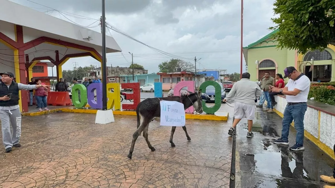 Habitantes toman palacio municipal en Veracruz para exigir asunción del alcalde electo