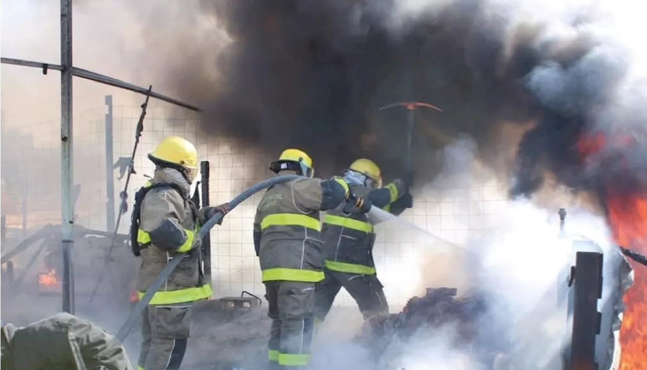 Incendio en atrás de plaza comercial en Tlalnepantla, Edomex; bomberos acuden al lugar