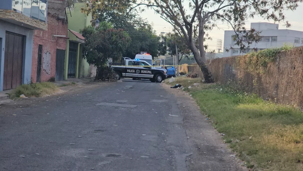 Localizan a hombre muerto envuelto en sábanas en calles de Tlaquepaque