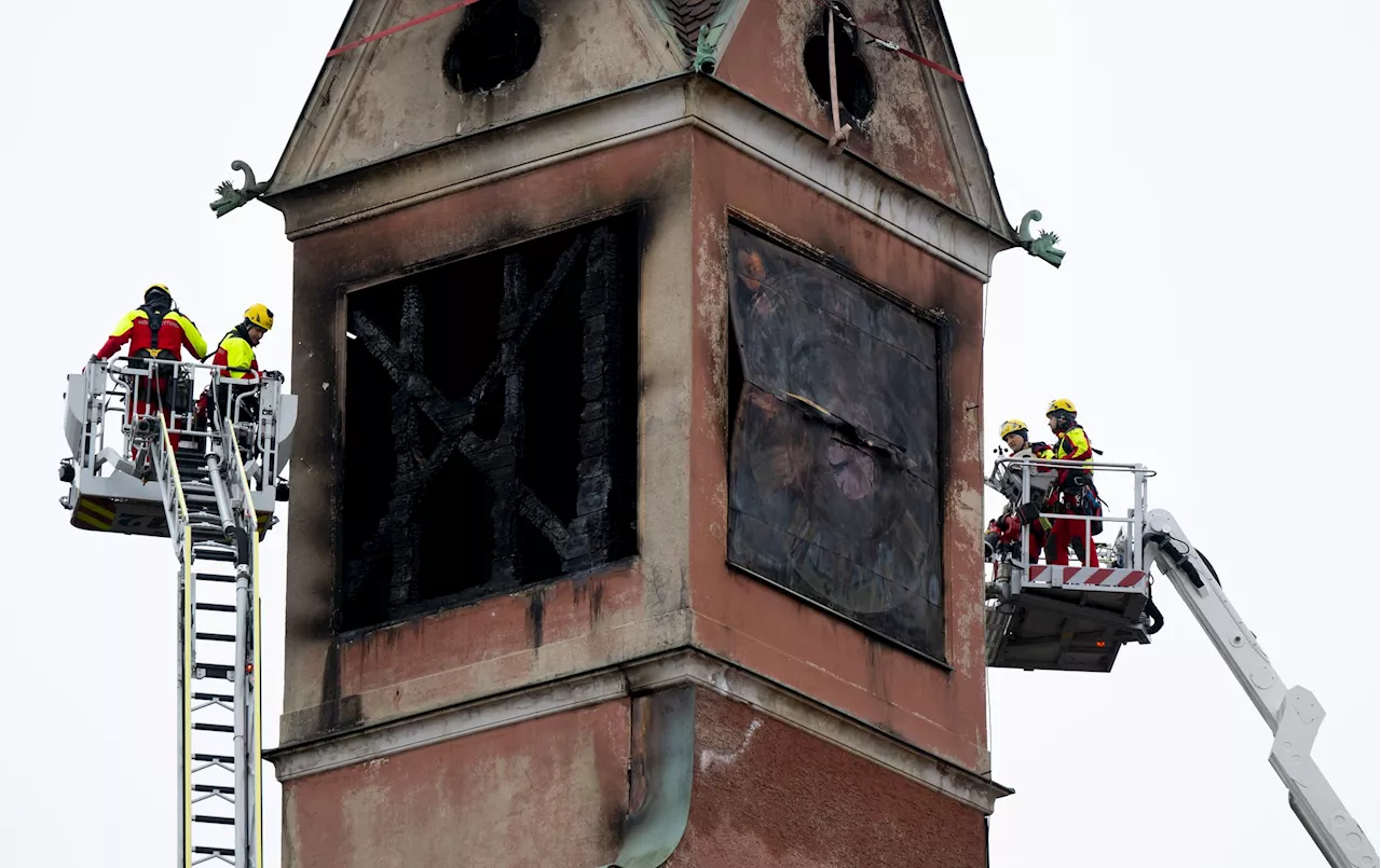 Brand in Seniorenheim - Feuerwehr sichert Teile an Turm