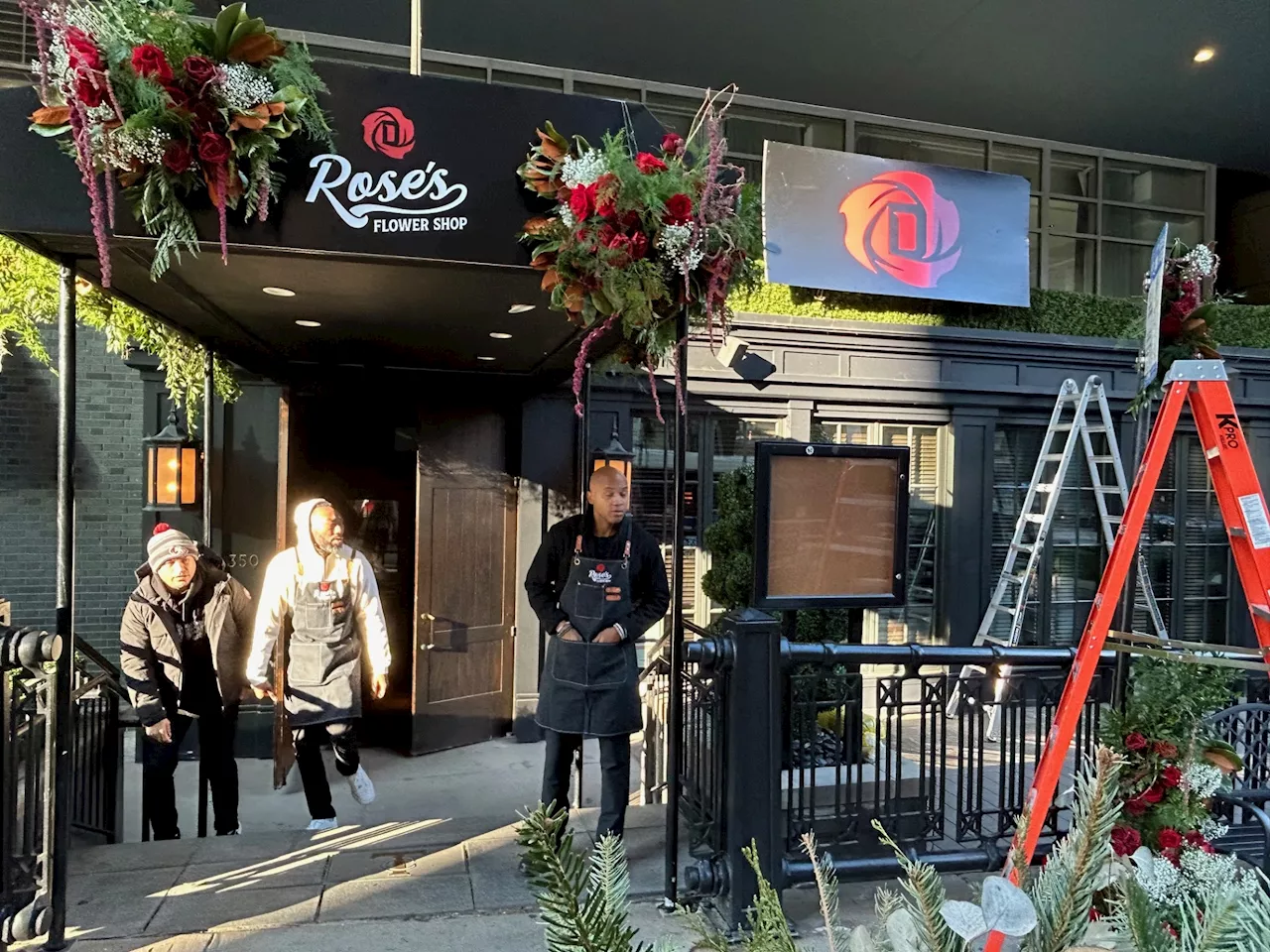 Large lines in downtown Chicago for Derrick Rose's pop-up flower shop