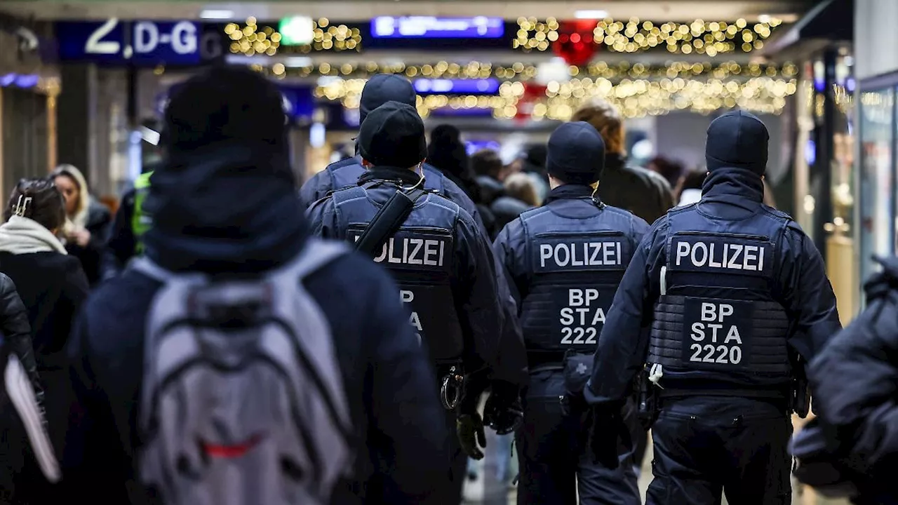 Bundespolizisten und Passanten am Mönchengladbacher Hauptbahnhof mit Feuerwerkskörpern beschossen