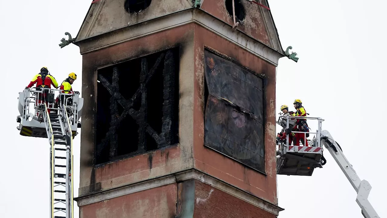 Feuer nach Weihnachten in Münchner Seniorenheim: Feuerwehr sichert Turmteile