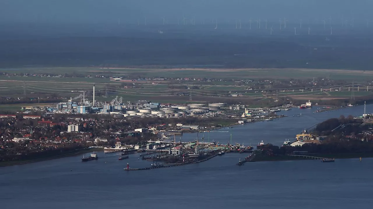 Schiff prallt gegen Schleusentor am Nord-Ostsee-Kanal