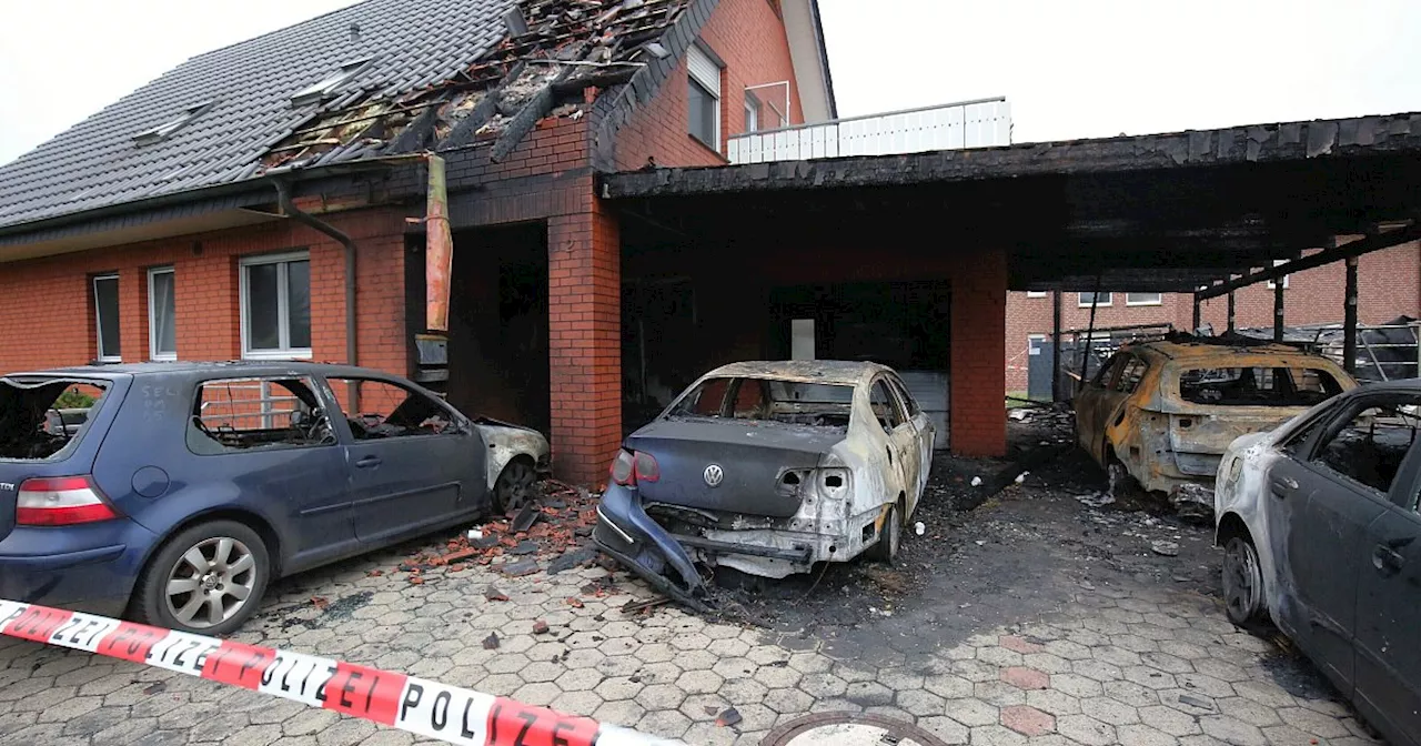 Silvesterbrand in Minden-Lübbecke: Mehrere Carports und Autos zerstört