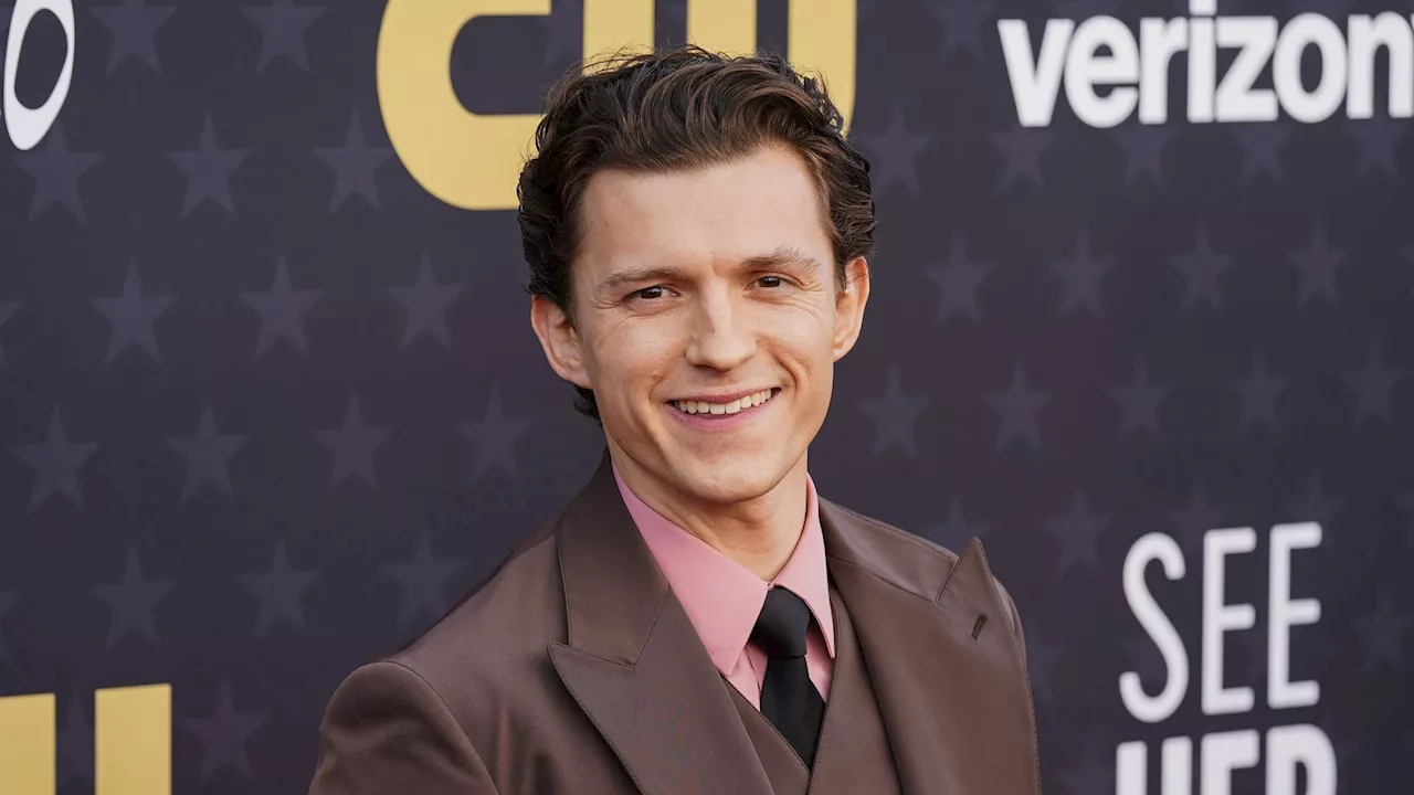 Heißes Shooting: Tom Holland lässt seine Muskeln spielen