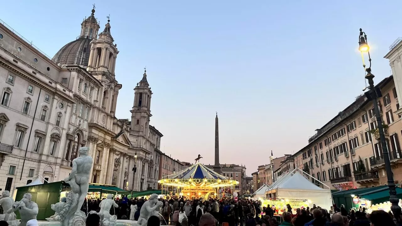 Mercatini di Natale a Piazza Navona: Un'esplosione di bellezza e prezzi alti