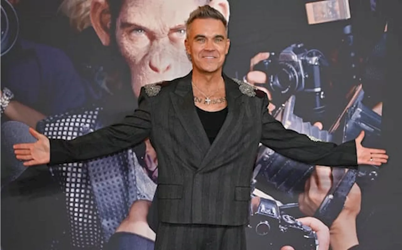 Robbie Williams scherza sul suo biopic: 'Non sono ancora morto'