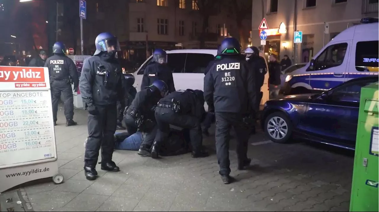 Randale an Silvester am Alexanderplatz und in Neukölln: Angriffe auf Polizisten – Haftbefehl gegen zwei Verdächtige