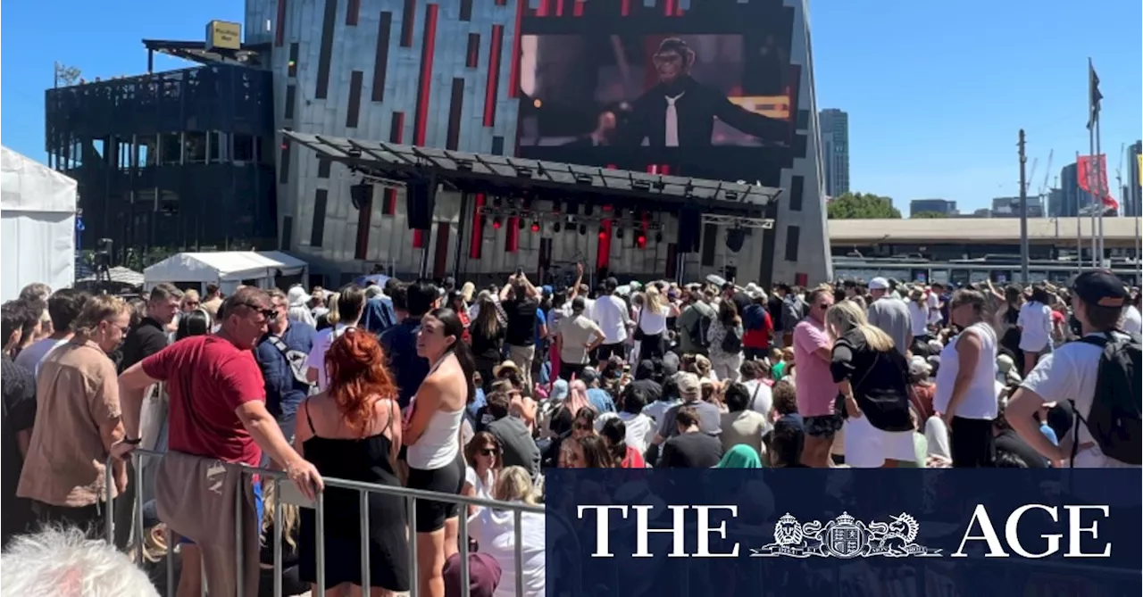 Robbie Williams Receives Key to Melbourne City, Performs Free Concert