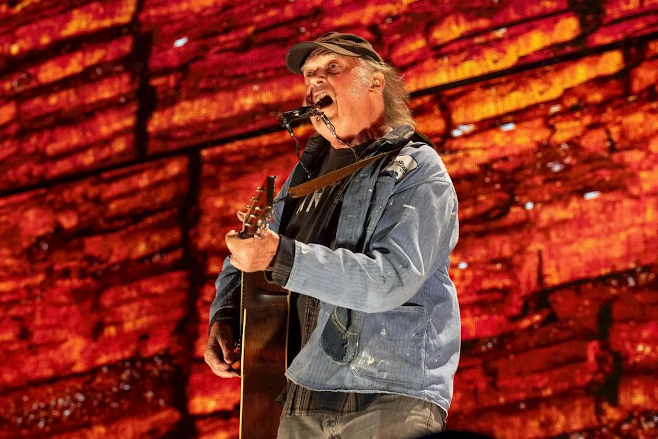 Neil Young (79) trekker seg fra Glastonbury