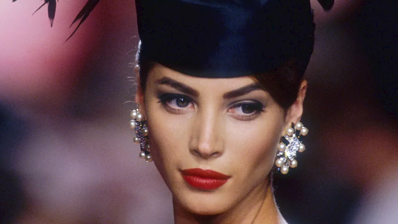 Christy Turlington : Un regard sur les looks beauté les plus marquants de la top-modèle