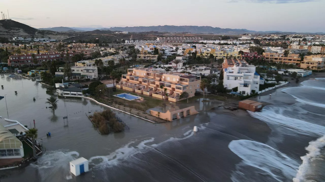 Temporal de levante inunda barrio naturista en Vera