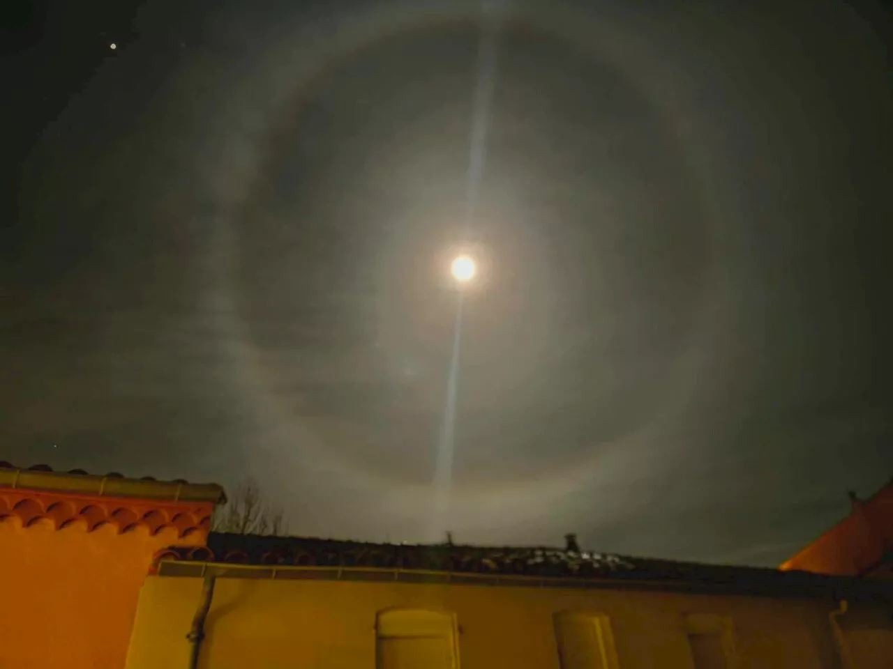 Un Halo de Lune Étonnant Apparaît dans le Ciel des Pyrénées-Orientales