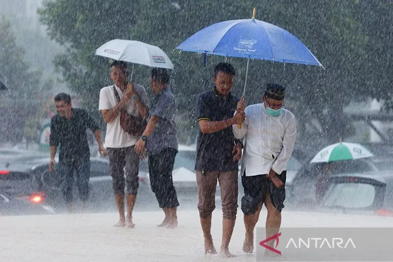 BMKG: Hujan ringan diprakirakan terjadi di kota-kota besar hari ini